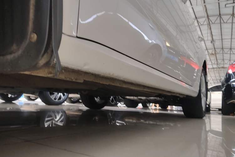 Used Volkswagen Lavida 2017 1.6L Automatic Comfort Edition Left Side Sill