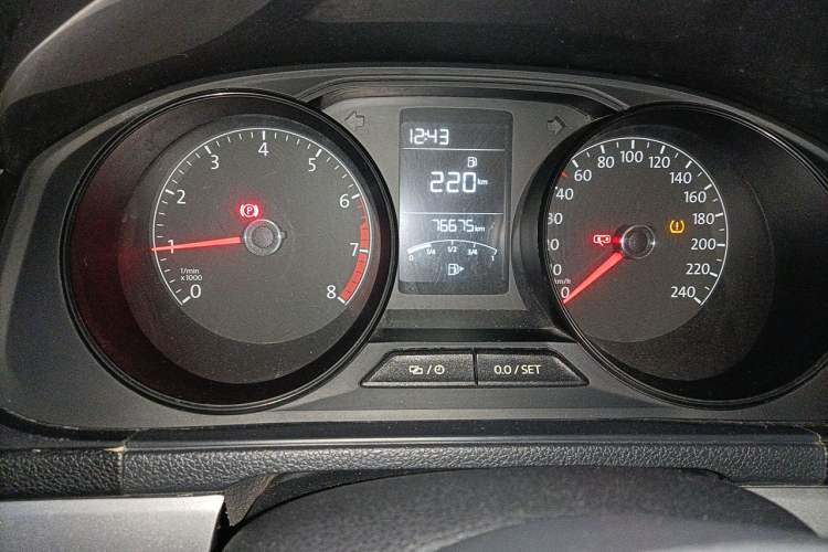 Used Volkswagen Lavida 2017 1.6L Manual Fashion Edition Odometer Close Up