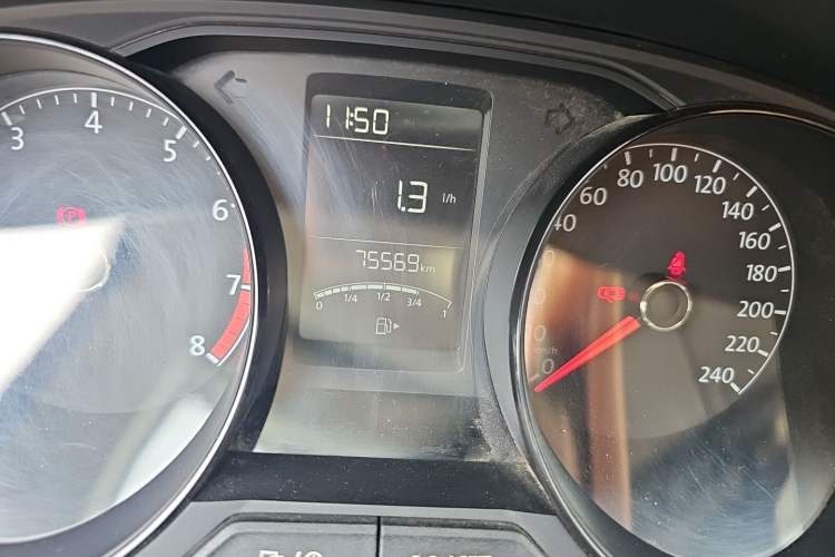 Used Volkswagen Lavida 2017 1.6L Manual Fashion Edition Odometer Close Up