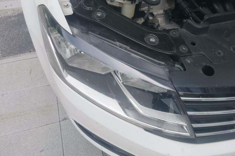 Used Volkswagen Lavida 2017 1.6L Automatic Fashion Edition Right Front Headlight