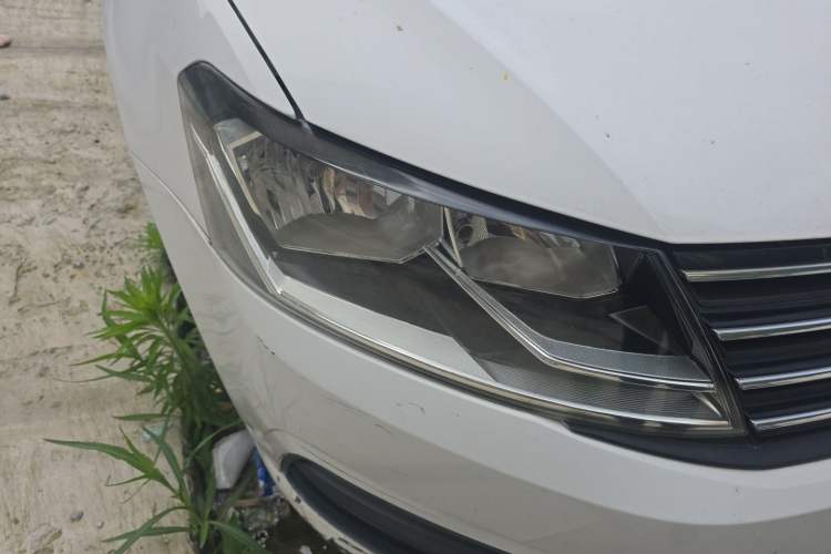 Used Volkswagen Lavida 2017 1.6L Automatic Fashion Edition Right Front Headlight