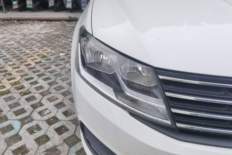 Used Volkswagen Lavida 2017 1.6L Automatic Fashion Edition Right Front Headlight