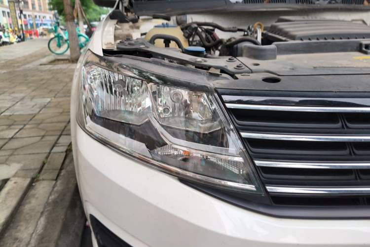 Used Volkswagen Lavida 2017 1.6L Automatic Fashion Edition Right Front Headlight
