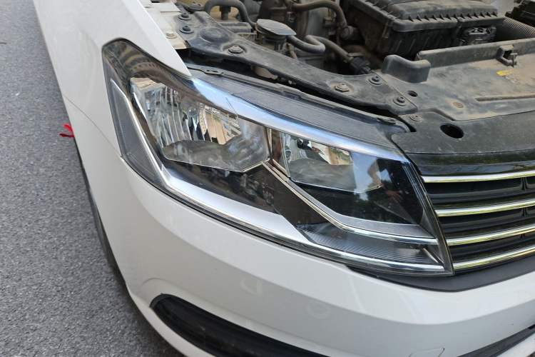 Used Volkswagen Lavida 2017 1.6L Automatic Fashion Edition Right Front Headlight