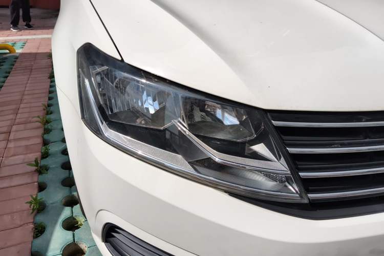 Used Volkswagen Lavida 2017 1.6L Automatic Fashion Edition Right Front Headlight