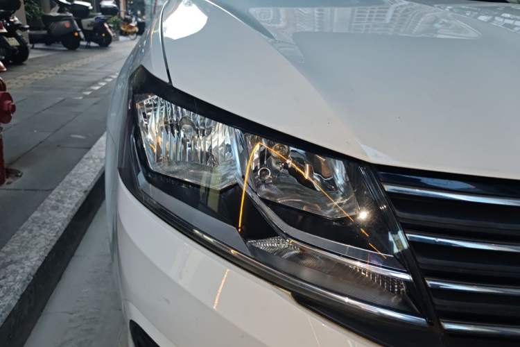 Used Volkswagen Lavida 2017 1.6L Manual Fashion Edition Right Front Headlight