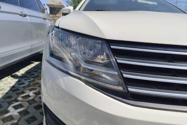 Used Volkswagen Lavida 2017 1.6L Automatic Fashion Edition Right Front Headlight