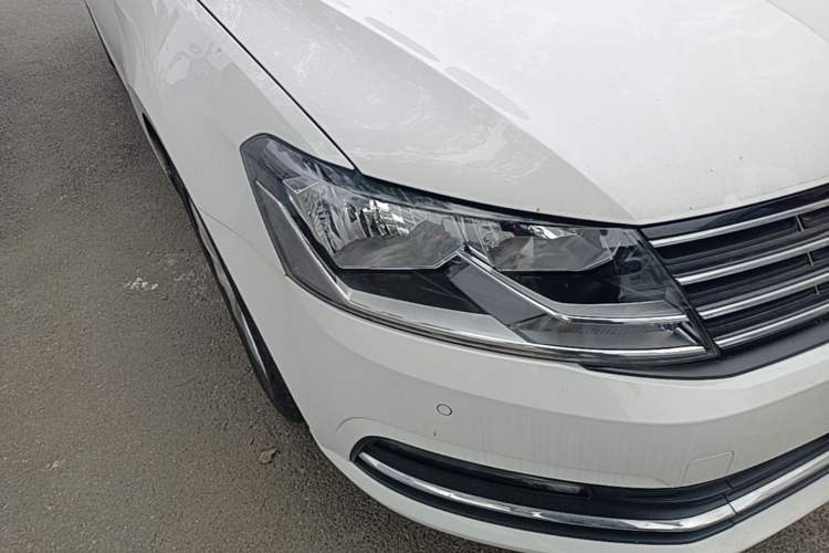 Used Volkswagen Lavida 2017 1.6L Manual Comfort Edition Right Front Headlight