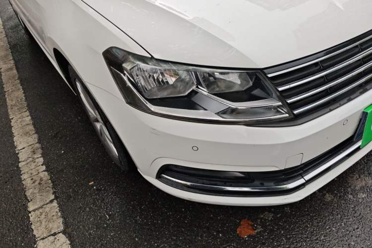 Used Volkswagen Lavida 2017 1.6L Manual Comfort Edition Right Front Headlight