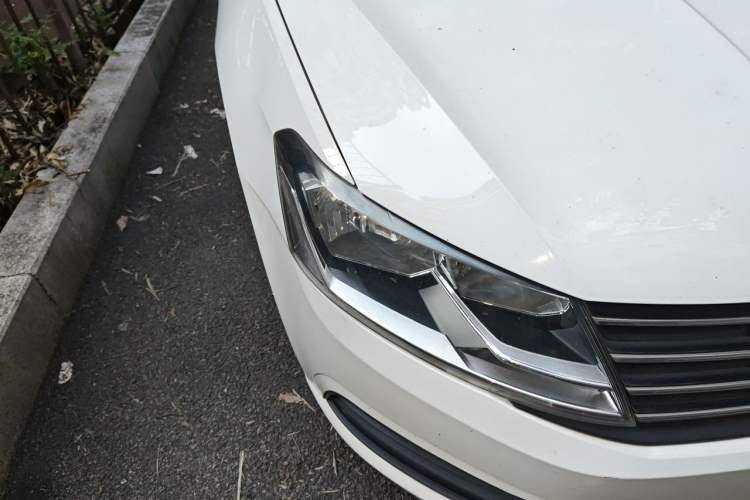 Used Volkswagen Lavida 2017 1.6L Automatic Fashion Edition Right Front Headlight
