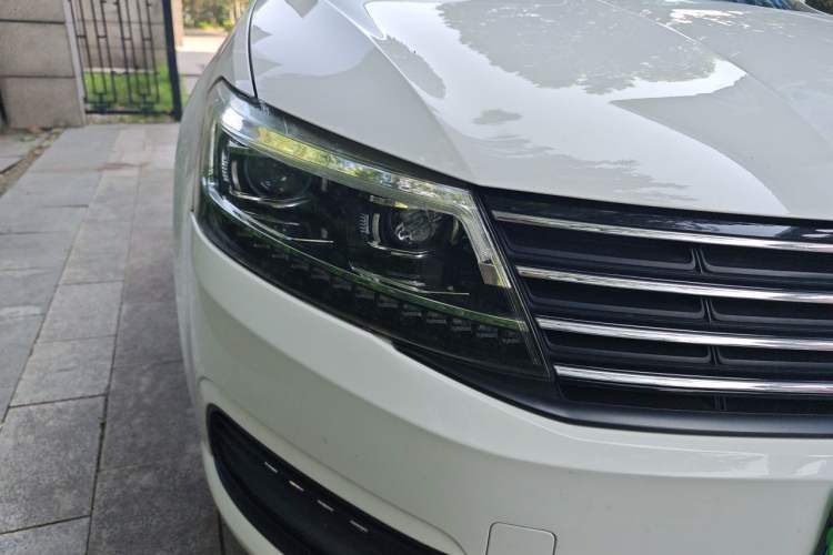 Used Volkswagen Lavida 2017 1.6L Automatic Fashion Edition Right Front Headlight