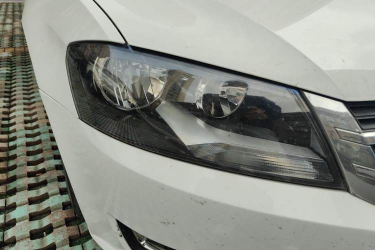 Used Volkswagen Lavida  Right Front Headlight