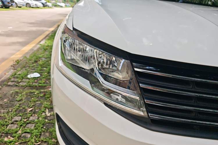 Used Volkswagen Lavida 2017 1.6L Manual Fashion Edition Right Front Headlight