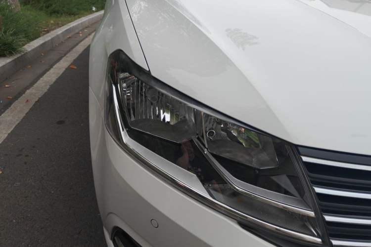 Used Volkswagen Lavida 2017 1.6L Manual Comfort Edition Right Front Headlight