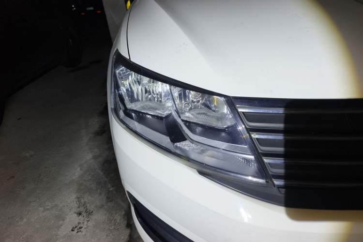 Used Volkswagen Lavida 2017 1.6L Automatic Fashion Edition Right Front Headlight