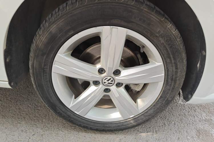 Used Volkswagen Lavida 2017 1.6L Automatic Fashion Edition Right Front Wheel Hub
