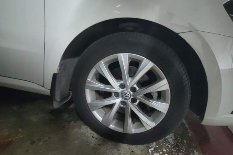 Used Volkswagen Lavida 2017 1.6L Automatic Comfort Edition Right Front Wheel Hub