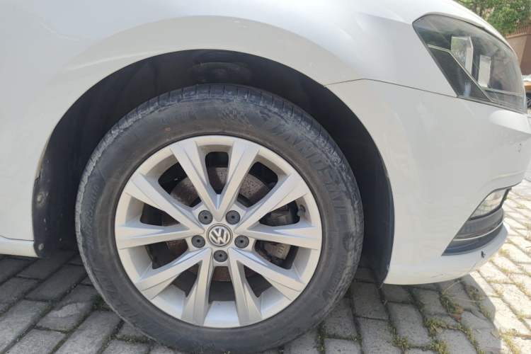 Used Volkswagen Lavida 2017 1.6L Automatic Comfort Edition Right Front Wheel Hub