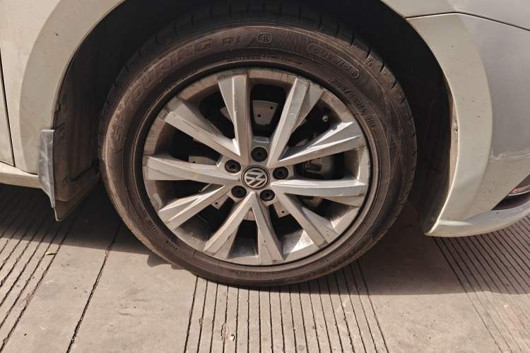 Used Volkswagen Lavida 2017 230TSI DSG Comfort Edition Right Front Wheel Hub