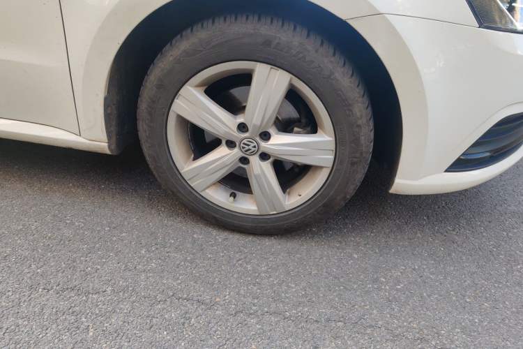 Used Volkswagen Lavida 2017 1.6L Automatic Fashion Edition Right Front Wheel Hub