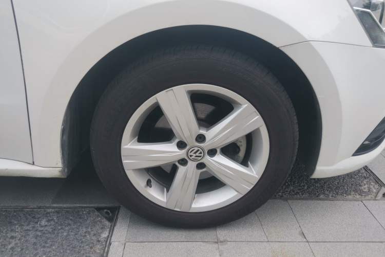 Used Volkswagen Lavida 2017 1.6L Automatic Fashion Edition Right Front Wheel Hub