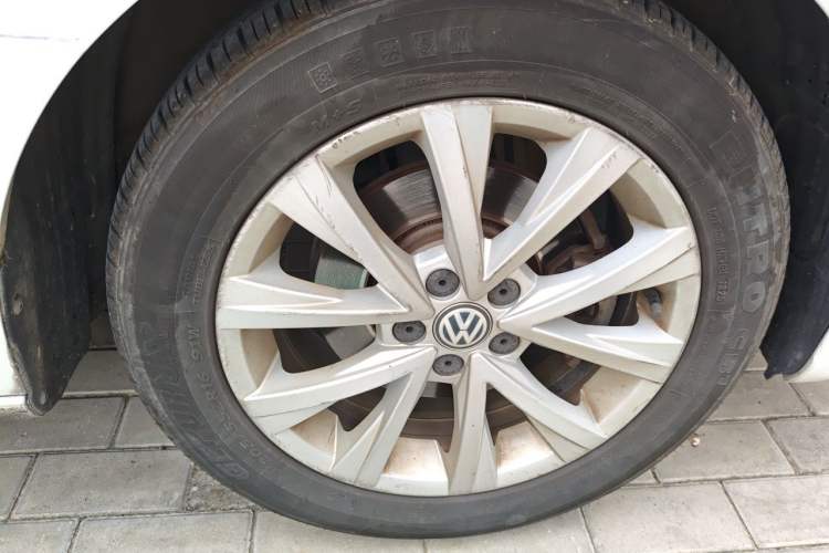 Used Volkswagen Lavida 2017 1.6L Automatic Comfort Edition Right Front Wheel Hub