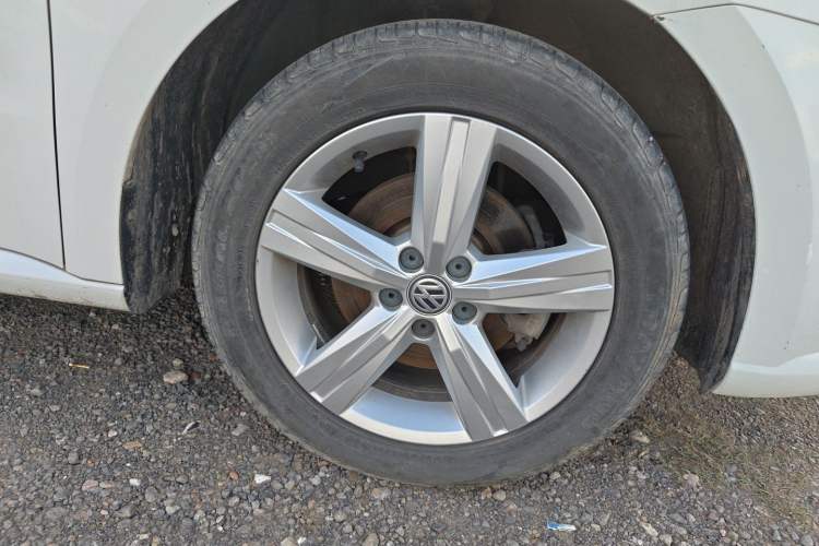 Used Volkswagen Lavida 2017 1.6L Automatic Fashion Edition Right Front Wheel Hub