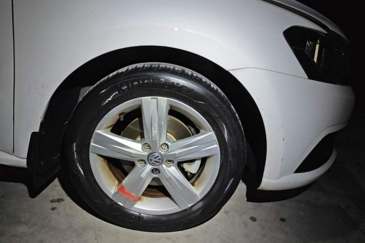 Used Volkswagen Lavida 2017 1.6L Automatic Fashion Edition Right Front Wheel Hub