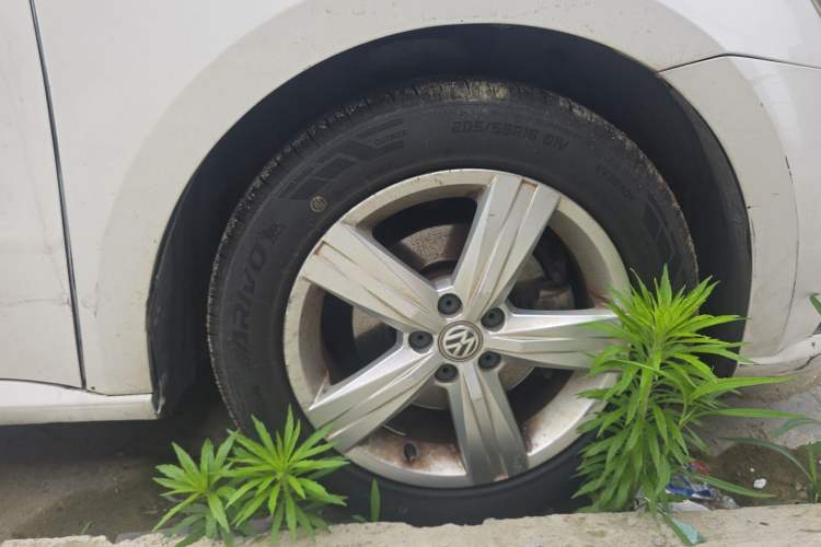 Used Volkswagen Lavida 2017 1.6L Automatic Fashion Edition Right Front Wheel Hub