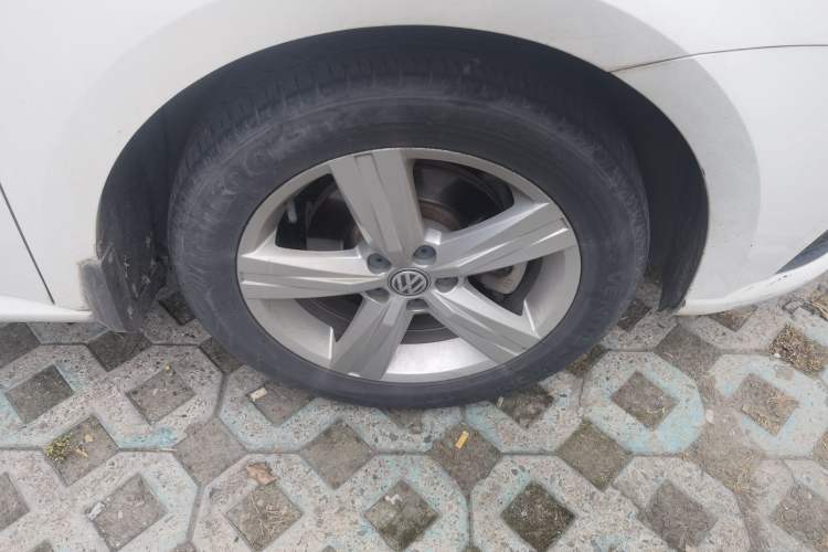 Used Volkswagen Lavida 2017 1.6L Automatic Fashion Edition Right Front Wheel Hub