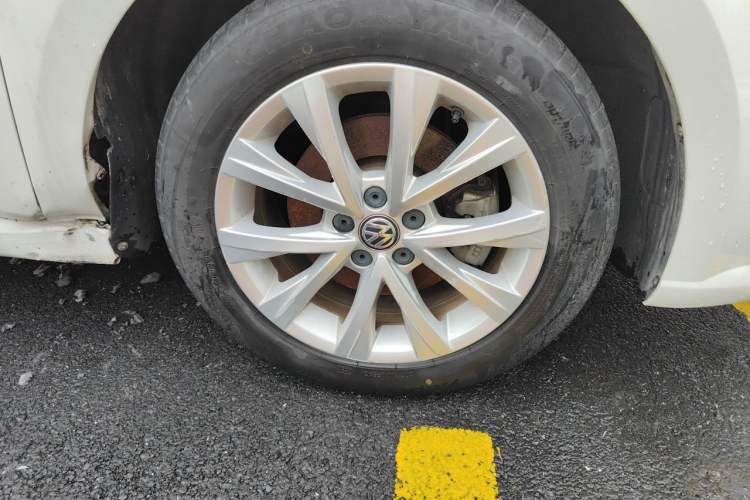 Used Volkswagen Lavida 2017 1.6L Automatic Comfort Edition Right Front Wheel Hub