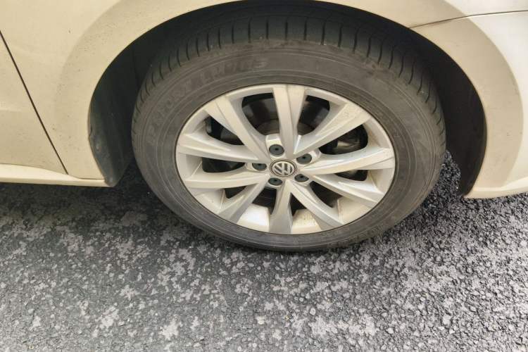 Used Volkswagen Lavida 2017 1.6L Automatic Comfort Edition Right Front Wheel Hub