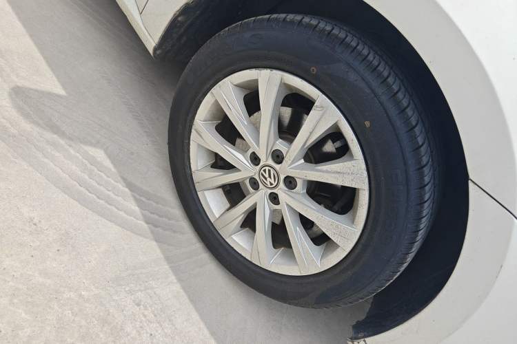 Used Volkswagen Lavida 2017 1.6L Automatic Comfort Edition Right Front Wheel Hub