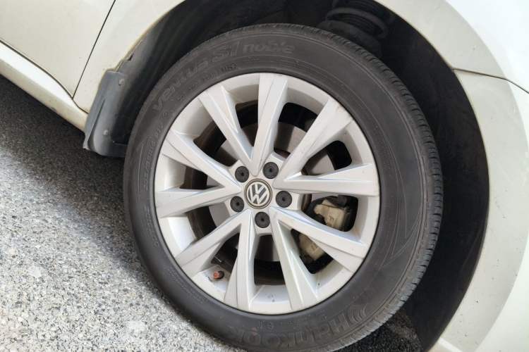 Used Volkswagen Lavida 2017 1.6L Automatic Comfort Edition Right Front Wheel Hub