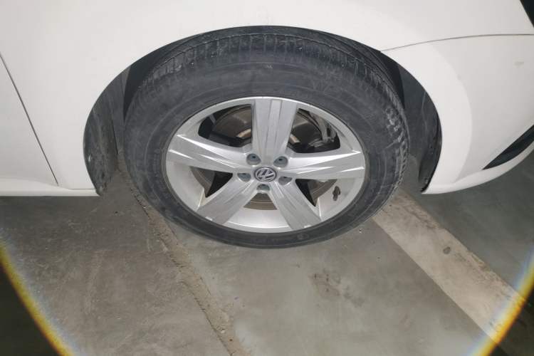 Used Volkswagen Lavida 2017 1.6L Automatic Fashion Edition Right Front Wheel Hub