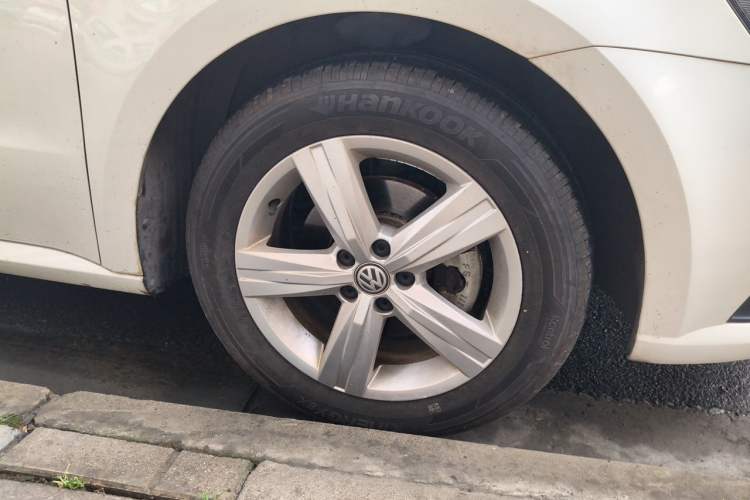 Used Volkswagen Lavida 2017 1.6L Automatic Fashion Edition Right Front Wheel Hub