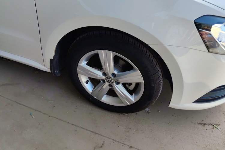 Used Volkswagen Lavida 2017 1.6L Automatic Fashion Edition Right Front Wheel Hub