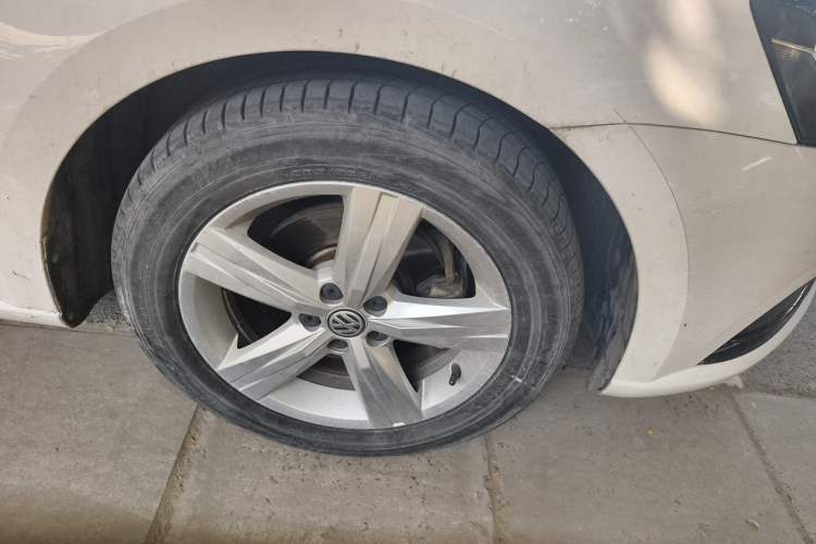 Used Volkswagen Lavida 2017 1.6L Automatic Fashion Edition Right Front Wheel Hub
