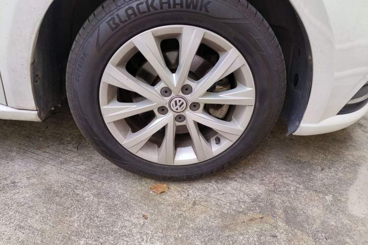 Used Volkswagen Lavida 2017 1.6L Automatic Comfort Edition Right Front Wheel Hub