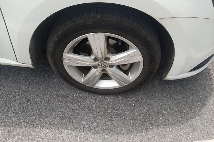 Used Volkswagen Lavida 2017 1.6L Automatic Fashion Edition Right Front Wheel Hub