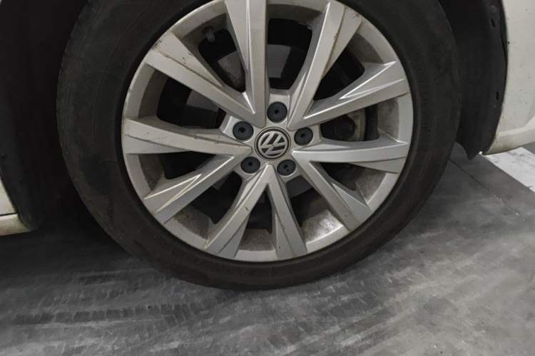 Used Volkswagen Lavida 2017 1.6L Automatic Comfort Edition Right Front Wheel Hub
