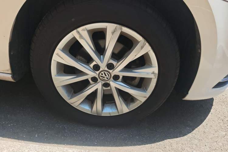 Used Volkswagen Lavida 2017 1.6L Automatic Comfort Edition Right Front Wheel Hub
