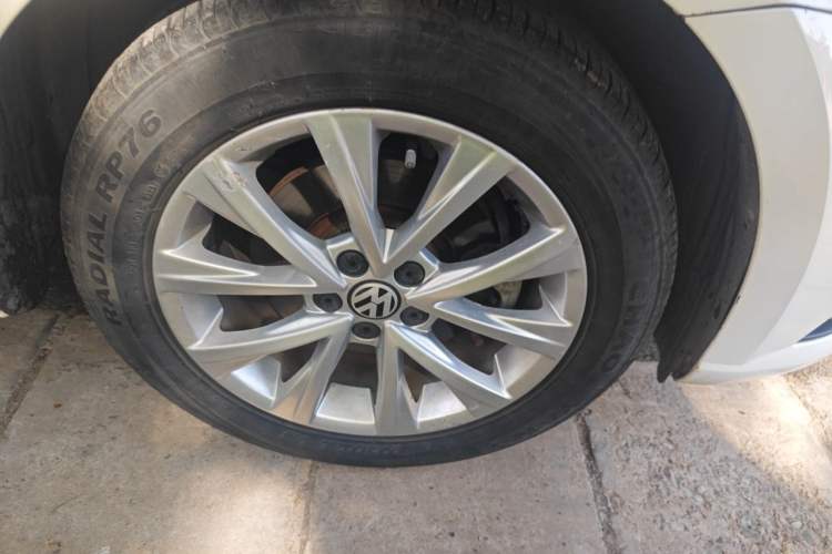 Used Volkswagen Lavida 2017 1.6L Automatic Comfort Edition Right Front Wheel Hub