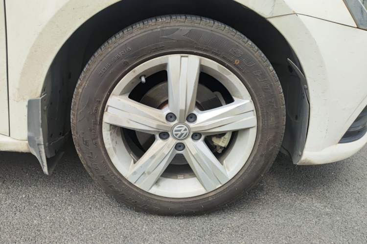 Used Volkswagen Lavida 2017 1.6L Automatic Fashion Edition Right Front Wheel Hub