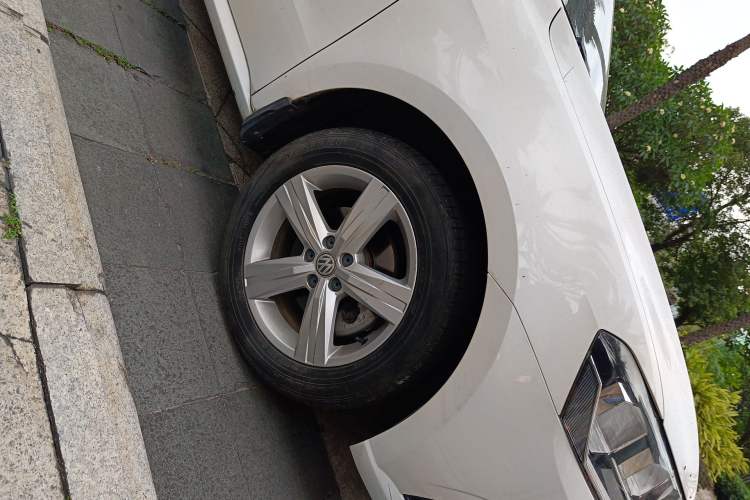 Used Volkswagen Lavida 2017 1.6L Automatic Fashion Edition Right Front Wheel Hub