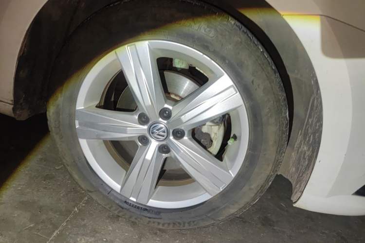 Used Volkswagen Lavida 2017 1.6L Automatic Fashion Edition Right Front Wheel Hub