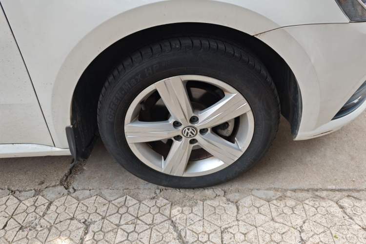 Used Volkswagen Lavida 2017 1.6L Automatic Fashion Edition Right Front Wheel Hub