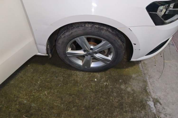 Used Volkswagen Lavida 2017 1.6L Automatic Fashion Edition Right Front Wheel Hub