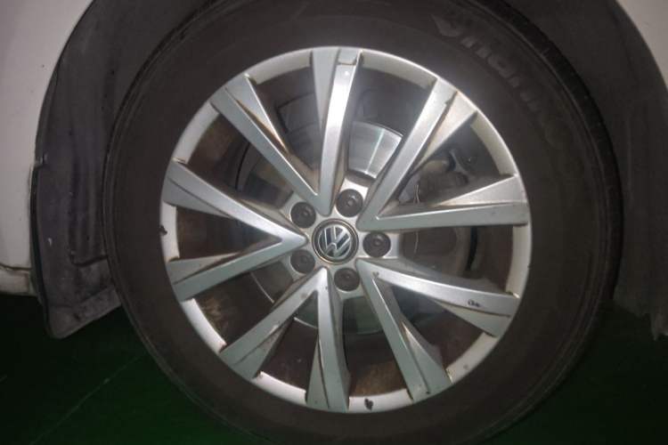 Used Volkswagen Lavida 2017 230TSI DSG Comfort Edition Right Front Wheel Hub