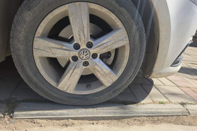 Used Volkswagen Lavida 2017 1.6L Automatic Fashion Edition Right Front Wheel Hub